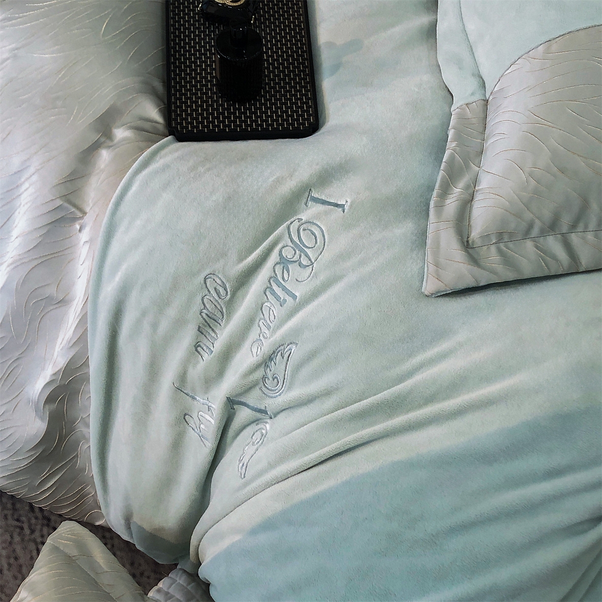 91家纺网 家纺一手货源 找家纺 换种生活 2025新款A类浮雕牛奶绒刺绣四件套 流动-绿