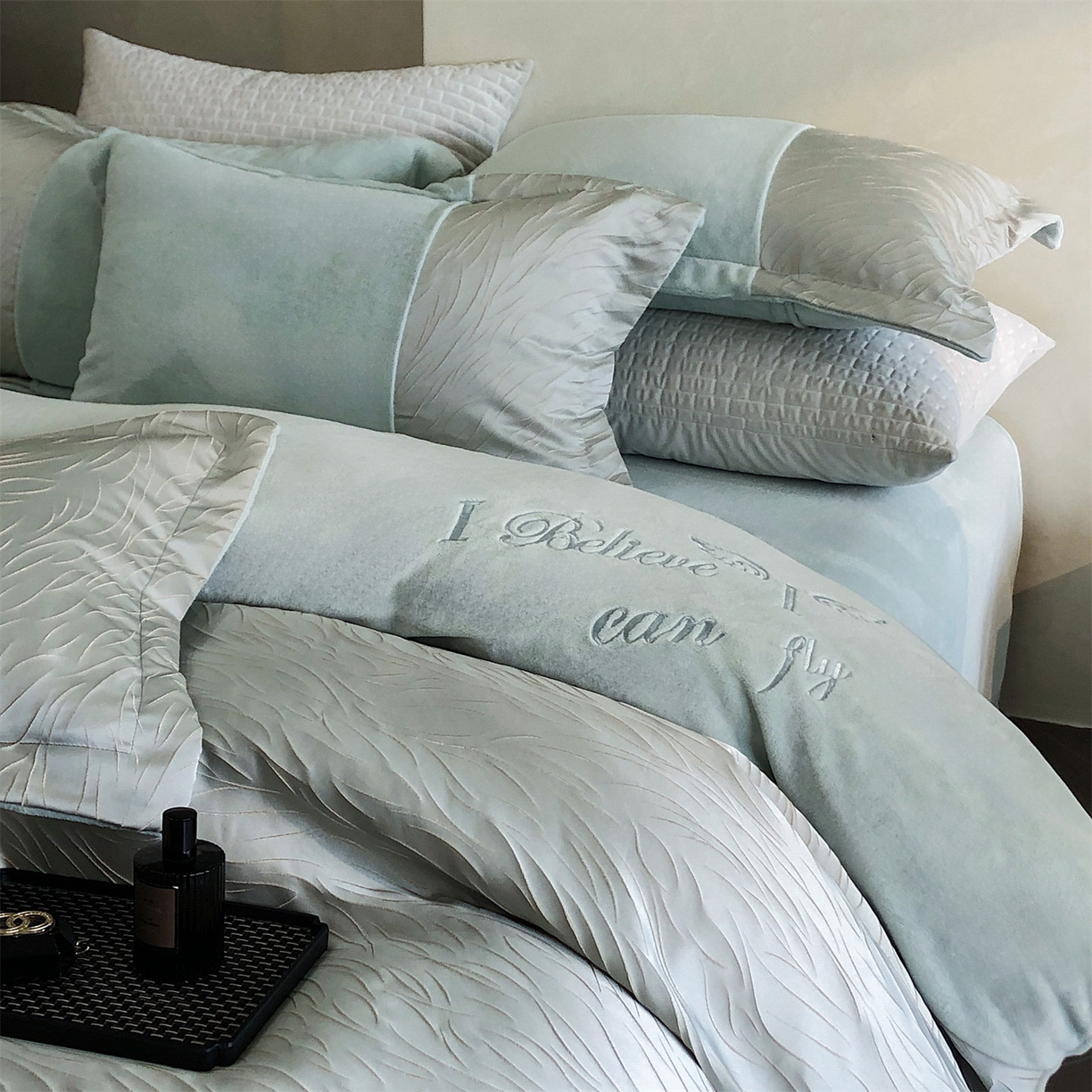 91家纺网 家纺一手货源 找家纺 换种生活 2025新款A类浮雕牛奶绒刺绣四件套 流动-绿