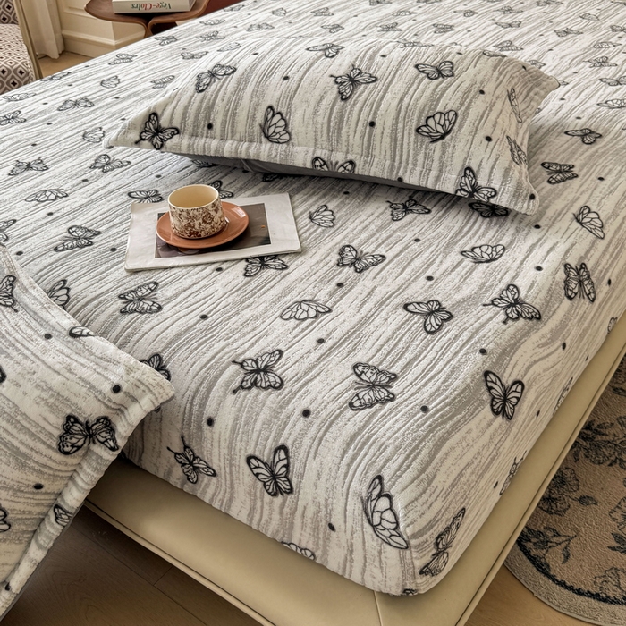 91家纺网 家纺一手货源 找家纺 LIFE.丽芙 2025秋冬新款A类牛奶绒230g立体雕花加厚单层床笠单件床垫子保护套罩子三件套 蝶舞纷飞-灰