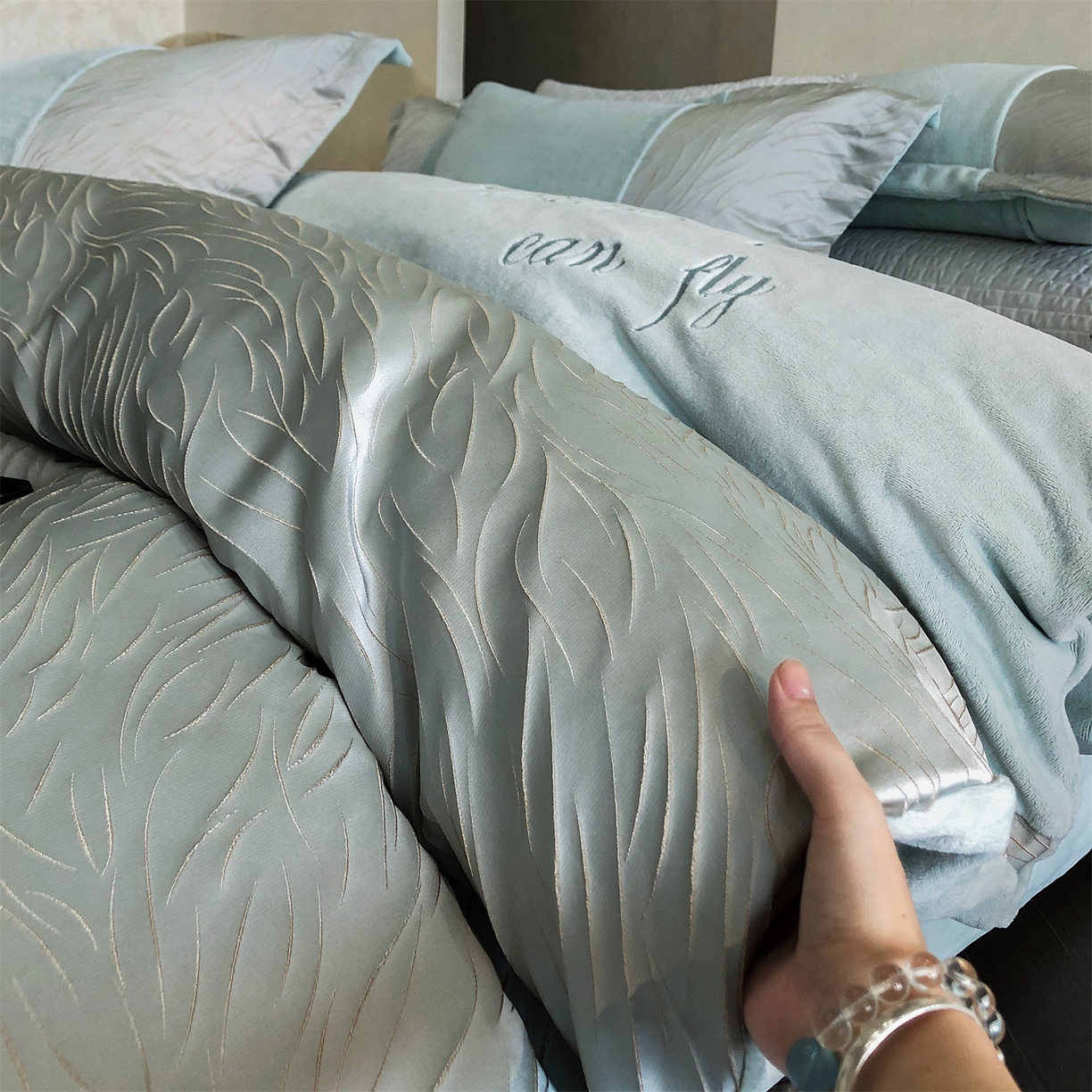 91家纺网 家纺一手货源 找家纺 换种生活 2025新款A类浮雕牛奶绒刺绣四件套 流动-绿