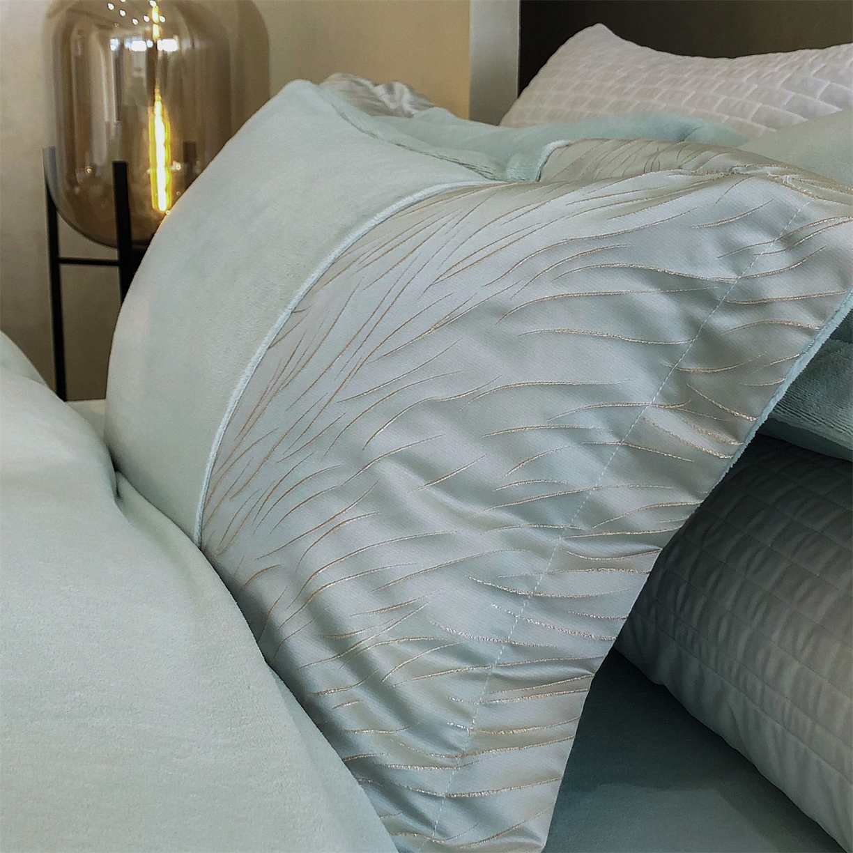 91家纺网 家纺一手货源 找家纺 换种生活 2025新款A类浮雕牛奶绒刺绣四件套 流动-绿