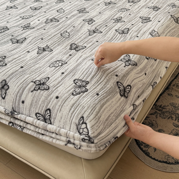 91家纺网 家纺一手货源 找家纺 LIFE.丽芙 2025秋冬新款A类牛奶绒230g立体雕花加厚单层床笠单件床垫子保护套罩子三件套 蝶舞纷飞-灰