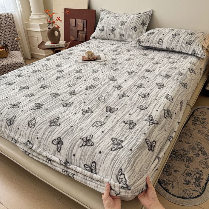 91家纺网 家纺一手货源 找家纺 LIFE.丽芙 2025秋冬新款A类牛奶绒230g立体雕花加厚单层床笠单件床垫子保护套罩子三件套 蝶舞纷飞-灰