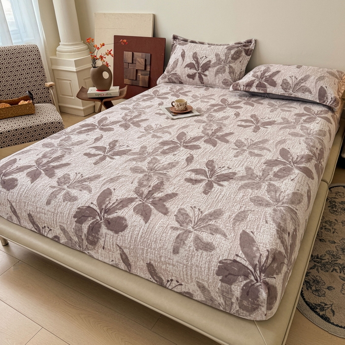 91家纺网 家纺一手货源 找家纺 LIFE.丽芙 2025秋冬新款A类牛奶绒230g立体雕花加厚单层床笠单件床垫子保护套罩子三件套 素花疏影-豆沙