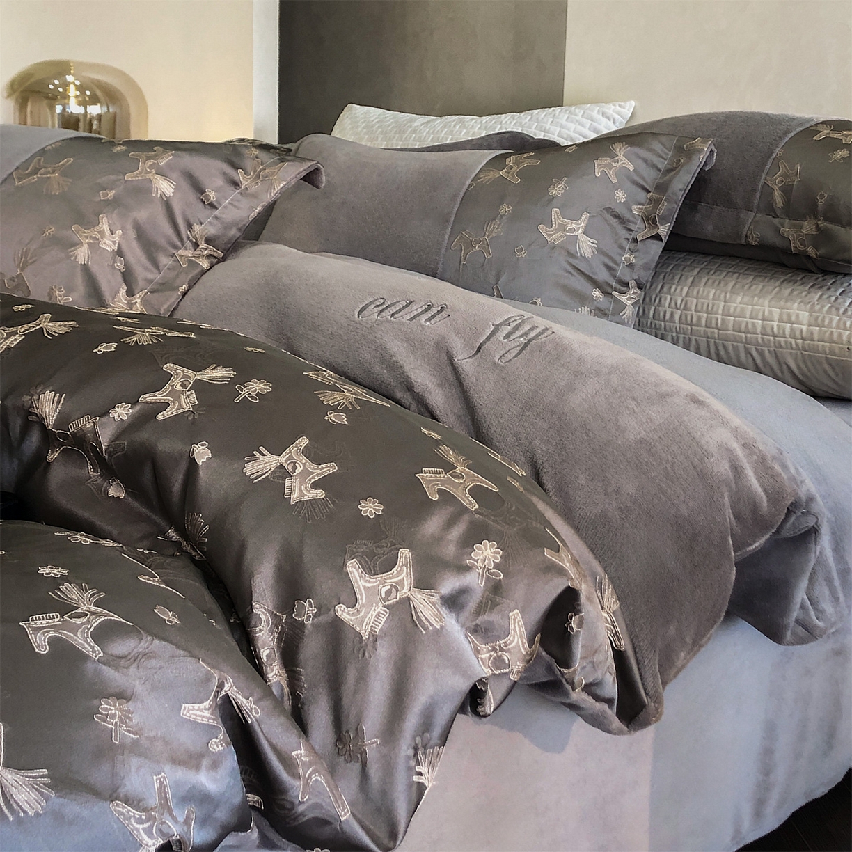 换种生活 2025新款A类浮雕牛奶绒刺绣四件套 马上有钱花-灰