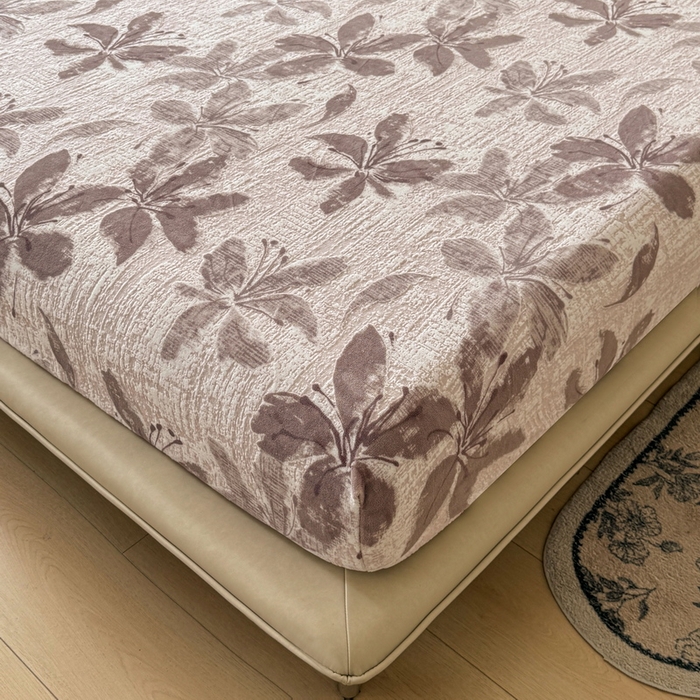 91家纺网 家纺一手货源 找家纺 LIFE.丽芙 2025秋冬新款A类牛奶绒230g立体雕花加厚单层床笠单件床垫子保护套罩子三件套 素花疏影-豆沙