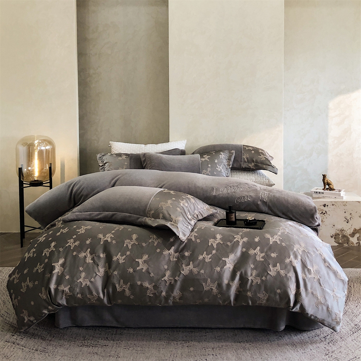 91家纺网 家纺一手货源 找家纺 换种生活 2025新款A类浮雕牛奶绒刺绣四件套 马上有钱花-灰