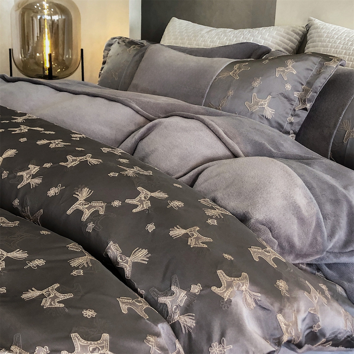 91家纺网 家纺一手货源 找家纺 换种生活 2025新款A类浮雕牛奶绒刺绣四件套 马上有钱花-灰