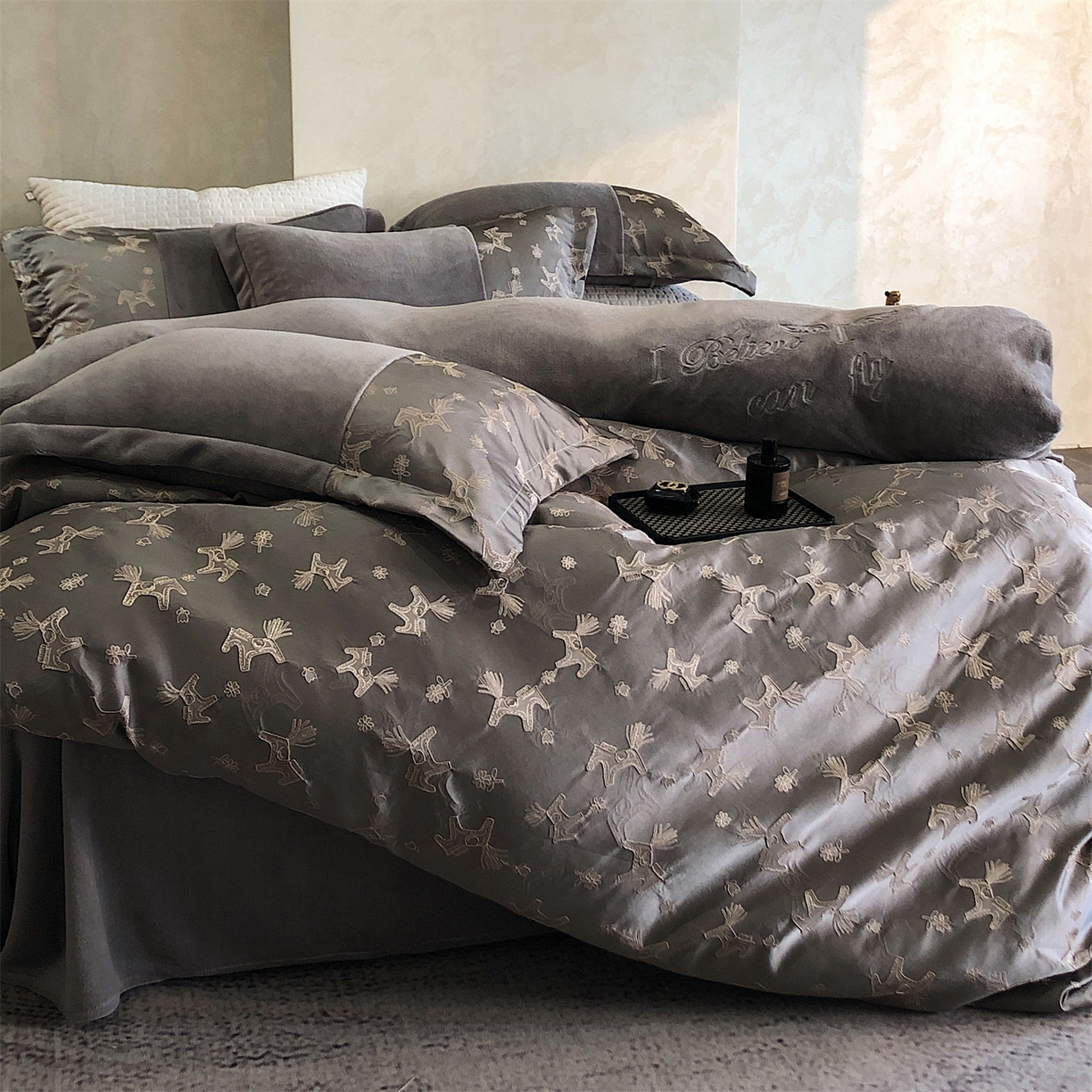 91家纺网 家纺一手货源 找家纺 换种生活 2025新款A类浮雕牛奶绒刺绣四件套 马上有钱花-灰