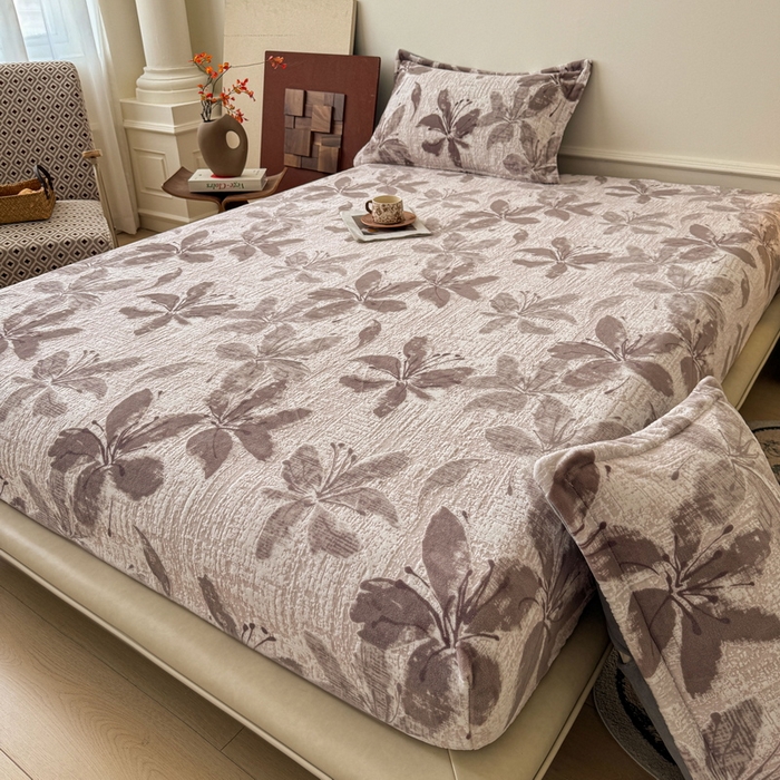 91家纺网 家纺一手货源 找家纺 LIFE.丽芙 2025秋冬新款A类牛奶绒230g立体雕花加厚单层床笠单件床垫子保护套罩子三件套 素花疏影-豆沙