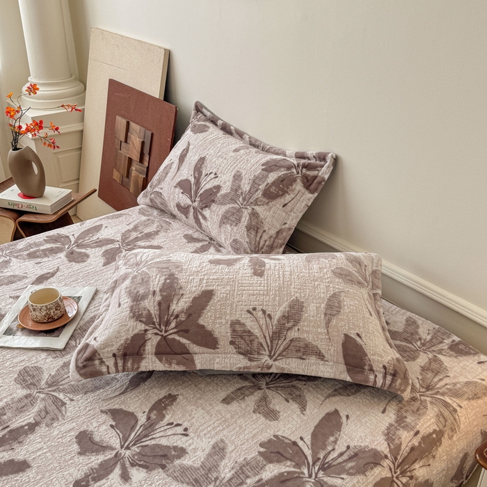 91家纺网 家纺一手货源 找家纺 LIFE.丽芙 2025秋冬新款A类牛奶绒230g立体雕花加厚单层床笠单件床垫子保护套罩子三件套 素花疏影-豆沙