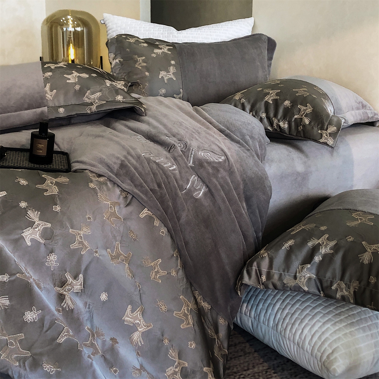 91家纺网 家纺一手货源 找家纺 换种生活 2025新款A类浮雕牛奶绒刺绣四件套 马上有钱花-灰