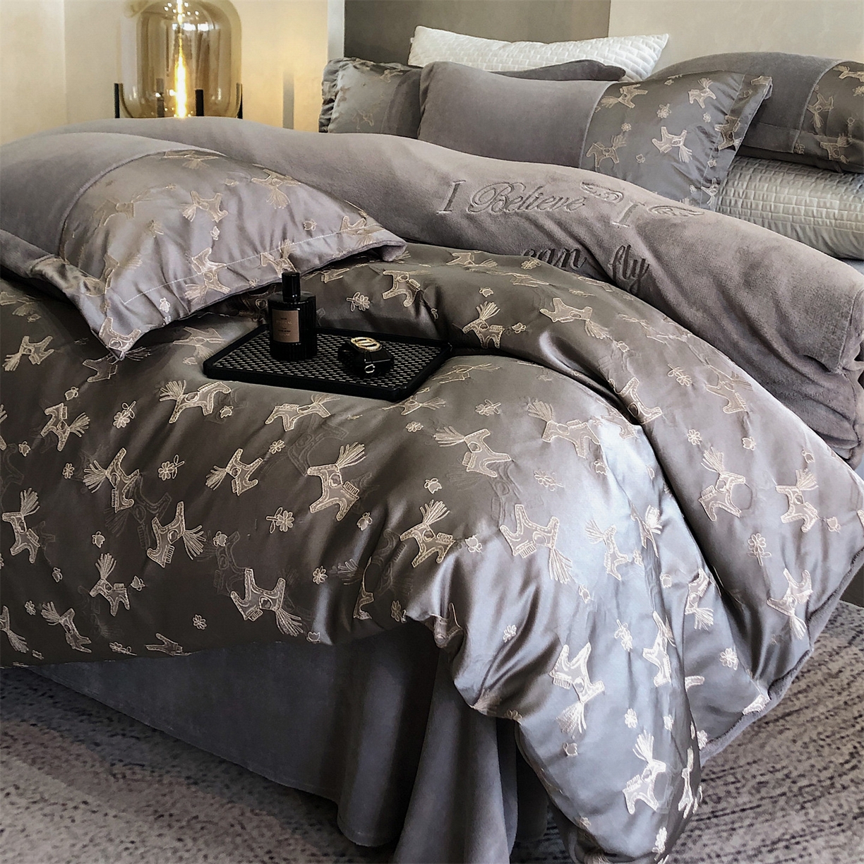 91家纺网 家纺一手货源 找家纺 换种生活 2025新款A类浮雕牛奶绒刺绣四件套 马上有钱花-灰