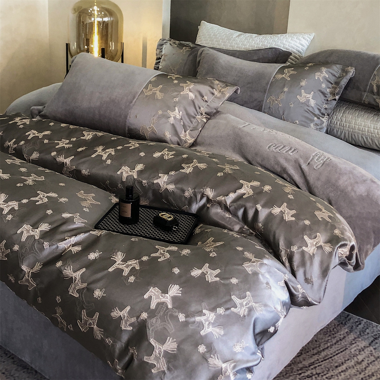 91家纺网 家纺一手货源 找家纺 换种生活 2025新款A类浮雕牛奶绒刺绣四件套 马上有钱花-灰