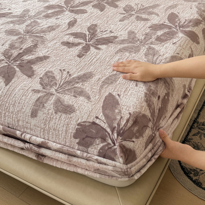 91家纺网 家纺一手货源 找家纺 LIFE.丽芙 2025秋冬新款A类牛奶绒230g立体雕花加厚单层床笠单件床垫子保护套罩子三件套 素花疏影-豆沙