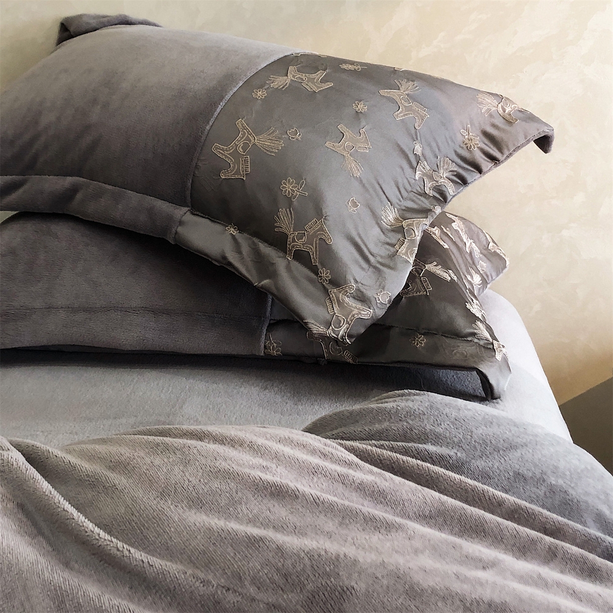 91家纺网 家纺一手货源 找家纺 换种生活 2025新款A类浮雕牛奶绒刺绣四件套 马上有钱花-灰