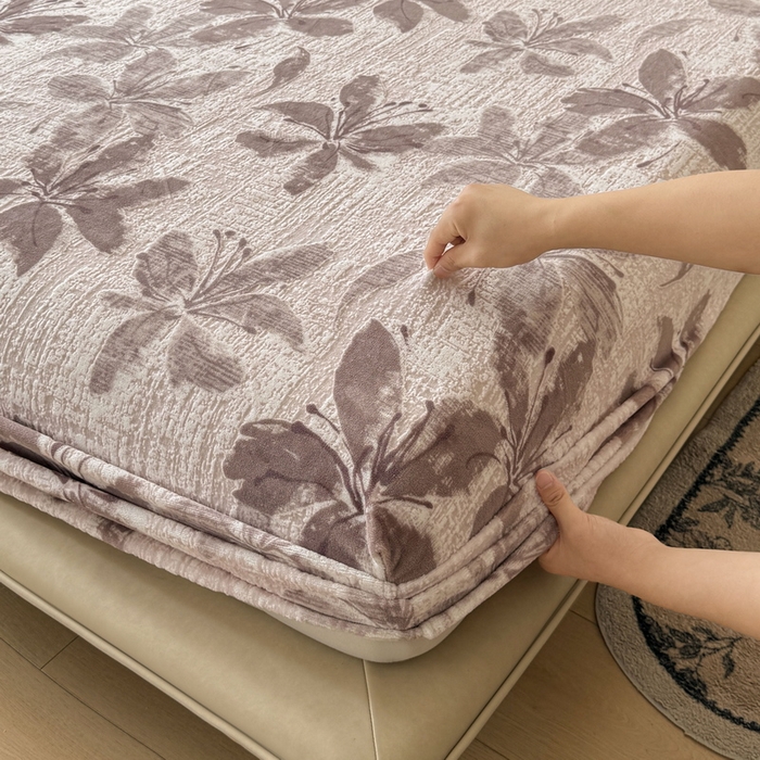 91家纺网 家纺一手货源 找家纺 LIFE.丽芙 2025秋冬新款A类牛奶绒230g立体雕花加厚单层床笠单件床垫子保护套罩子三件套 素花疏影-豆沙