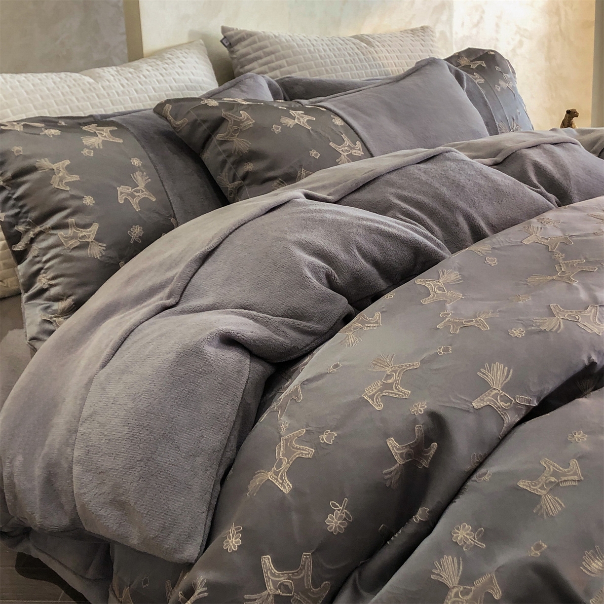 91家纺网 家纺一手货源 找家纺 换种生活 2025新款A类浮雕牛奶绒刺绣四件套 马上有钱花-灰