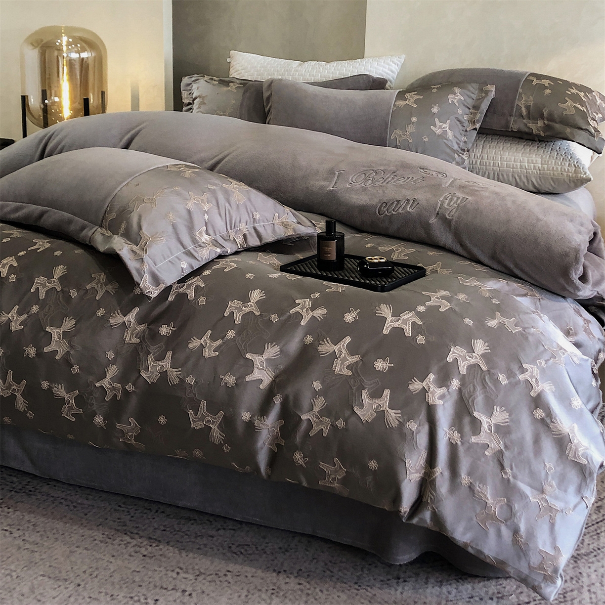 91家纺网 家纺一手货源 找家纺 换种生活 2025新款A类浮雕牛奶绒刺绣四件套 马上有钱花-灰