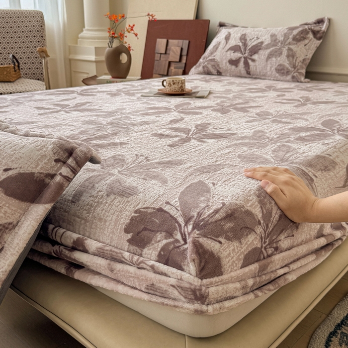 91家纺网 家纺一手货源 找家纺 LIFE.丽芙 2025秋冬新款A类牛奶绒230g立体雕花加厚单层床笠单件床垫子保护套罩子三件套 素花疏影-豆沙