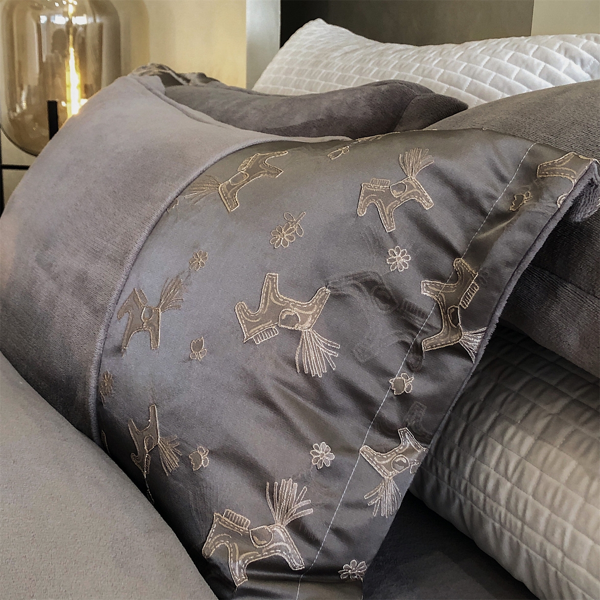 91家纺网 家纺一手货源 找家纺 换种生活 2025新款A类浮雕牛奶绒刺绣四件套 马上有钱花-灰