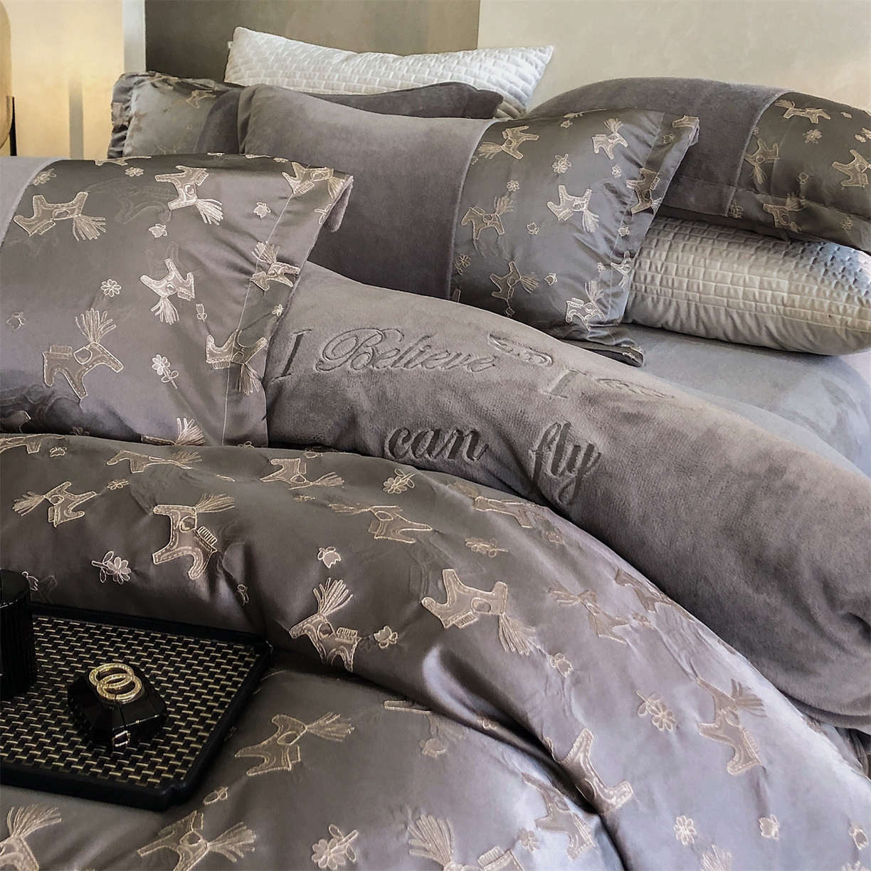 91家纺网 家纺一手货源 找家纺 换种生活 2025新款A类浮雕牛奶绒刺绣四件套 马上有钱花-灰