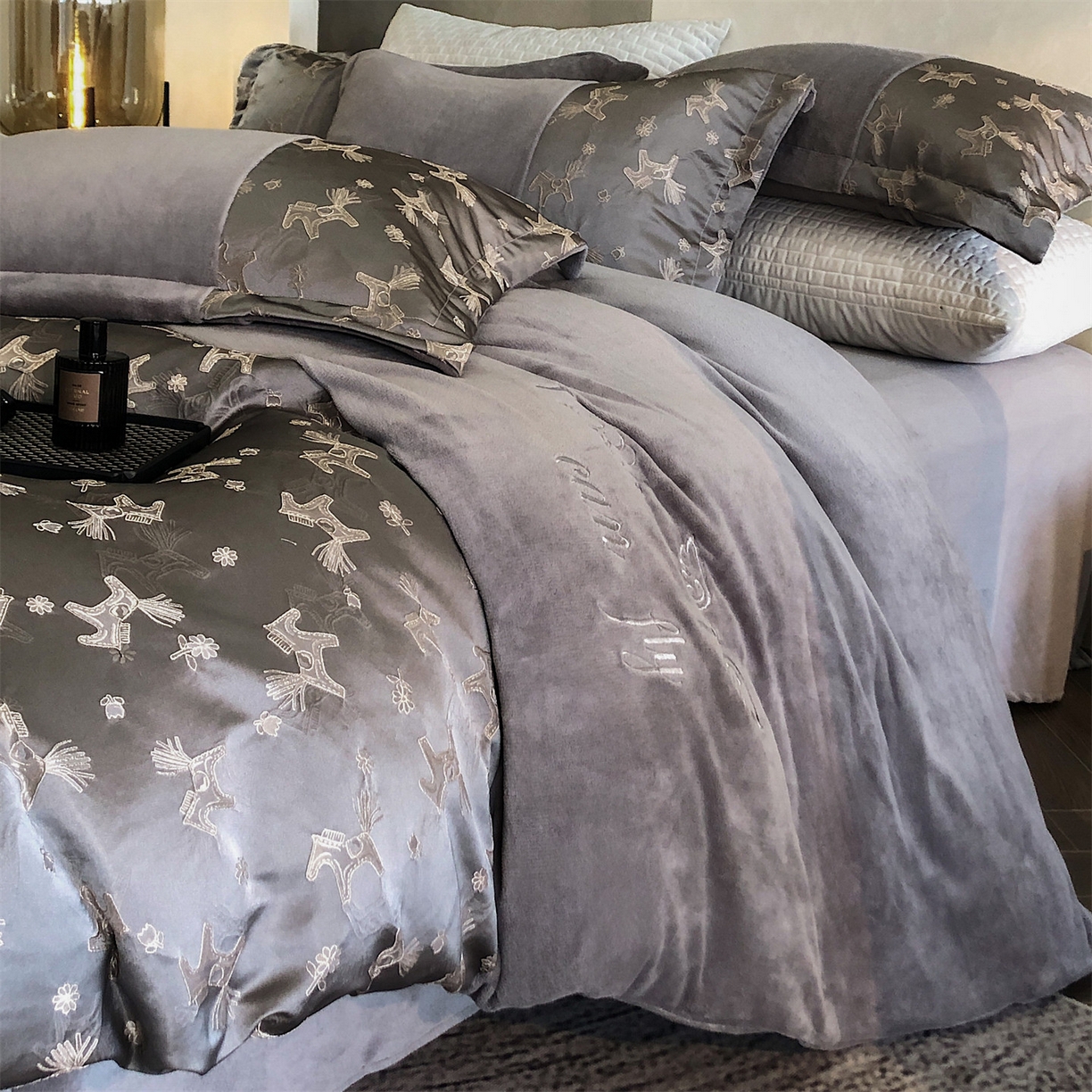 91家纺网 家纺一手货源 找家纺 换种生活 2025新款A类浮雕牛奶绒刺绣四件套 马上有钱花-灰