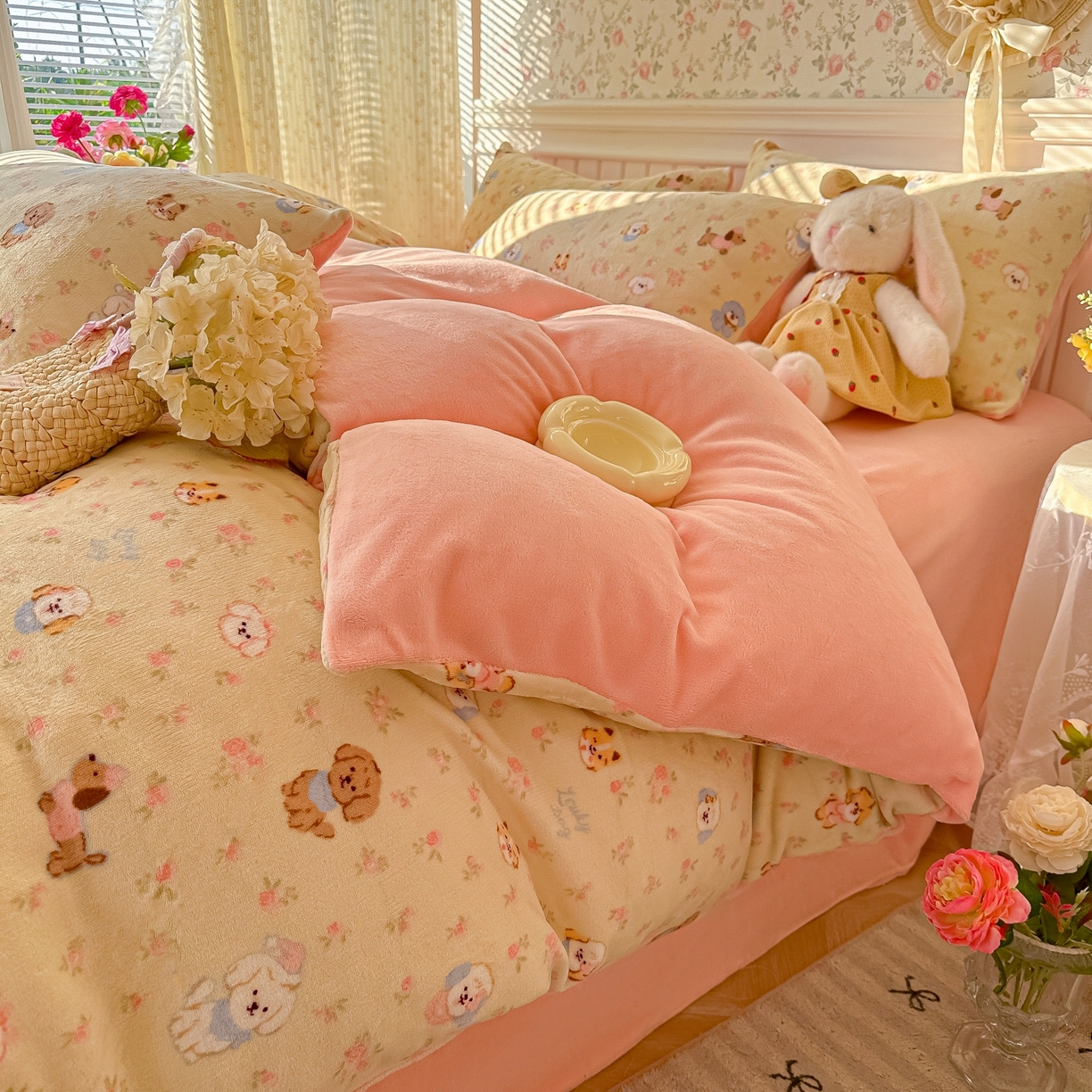 91家纺网 家纺一手货源 找家纺 韩巢家纺 2025新款高克重印花牛奶绒床品四件套 迷你小狗