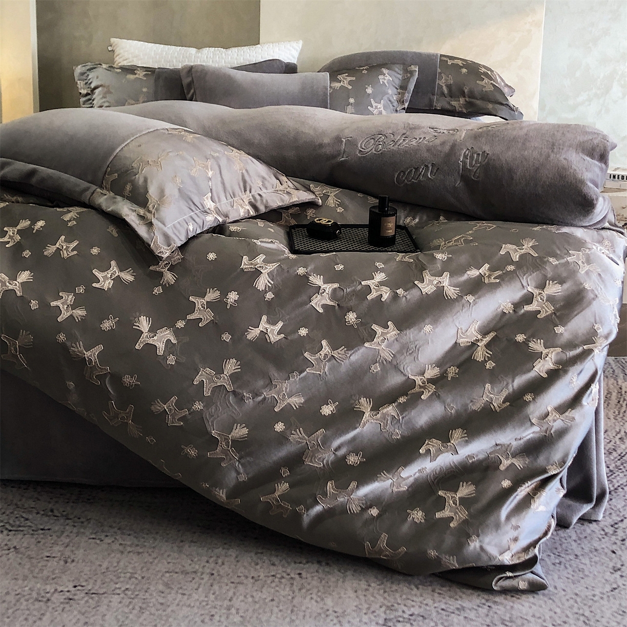 91家纺网 家纺一手货源 找家纺 换种生活 2025新款A类浮雕牛奶绒刺绣四件套 马上有钱花-灰