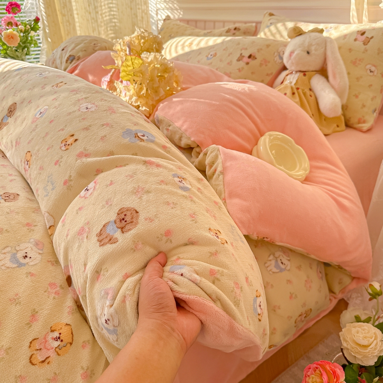 91家纺网 家纺一手货源 找家纺 韩巢家纺 2025新款高克重印花牛奶绒床品四件套 迷你小狗