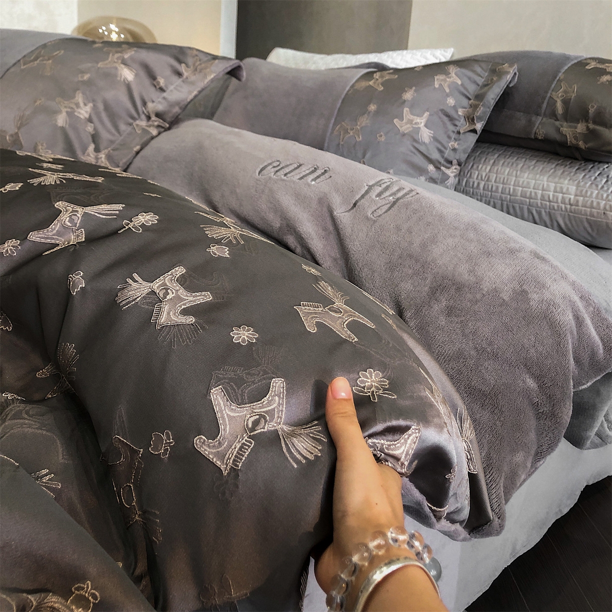 91家纺网 家纺一手货源 找家纺 换种生活 2025新款A类浮雕牛奶绒刺绣四件套 马上有钱花-灰