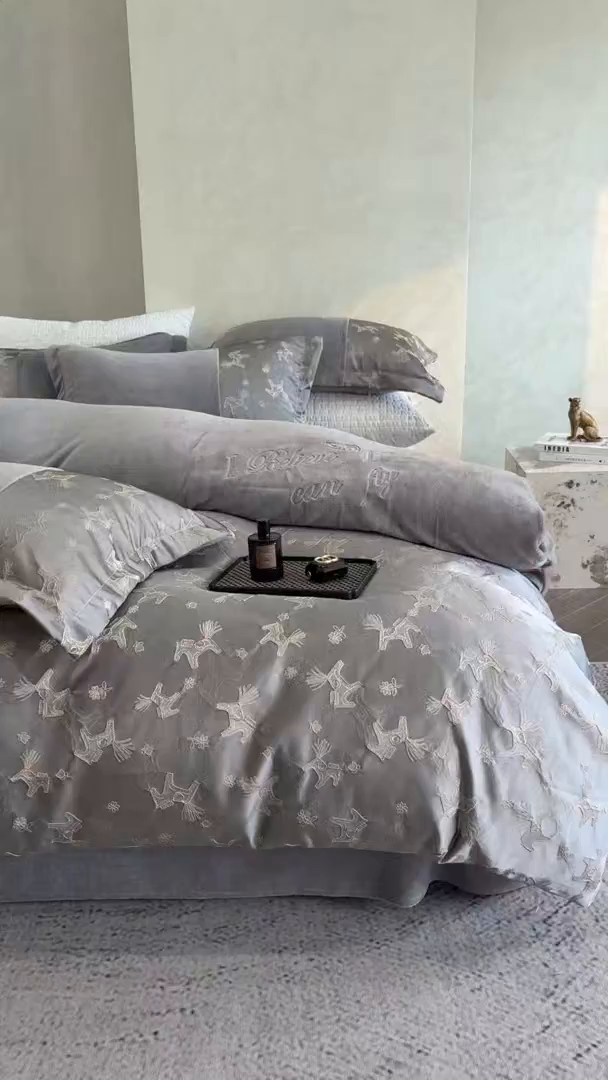 91家纺网 家纺一手货源 找家纺 换种生活 2025新款A类浮雕牛奶绒刺绣四件套 马上有钱花-灰
