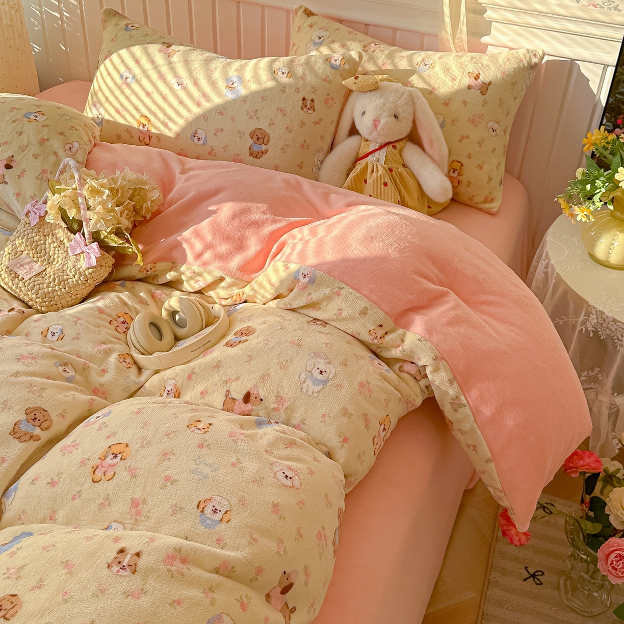 91家纺网 家纺一手货源 找家纺 韩巢家纺 2025新款高克重印花牛奶绒床品四件套 迷你小狗