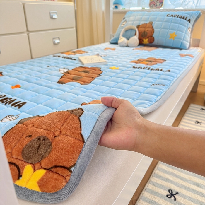 91家纺网 家纺一手货源 找家纺 雅萱家纺 2025新款牛奶绒夹棉印花床垫学生图 绒床垫-奶茶屯屯蓝色