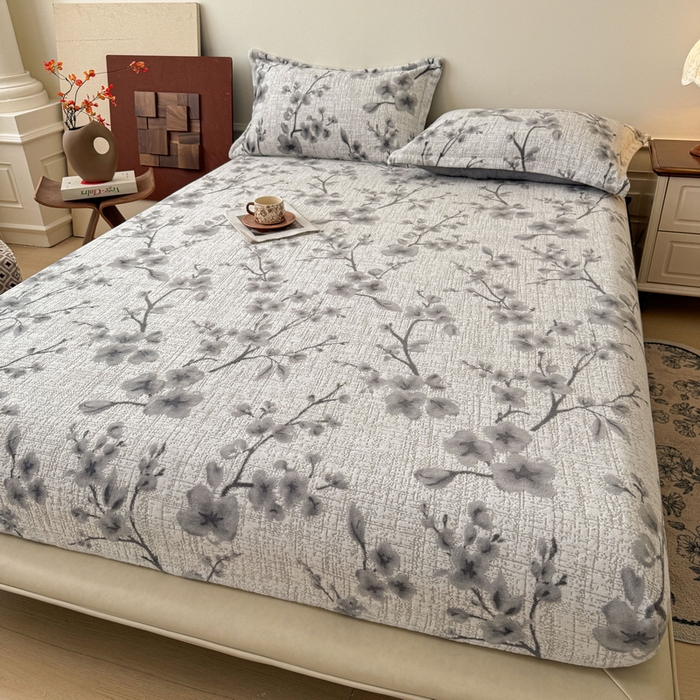 91家纺网 家纺一手货源 找家纺 LIFE.丽芙 2025秋冬新款A类牛奶绒230g立体雕花加厚单层床笠单件床垫子保护套罩子三件套 琳瑜陌语-灰