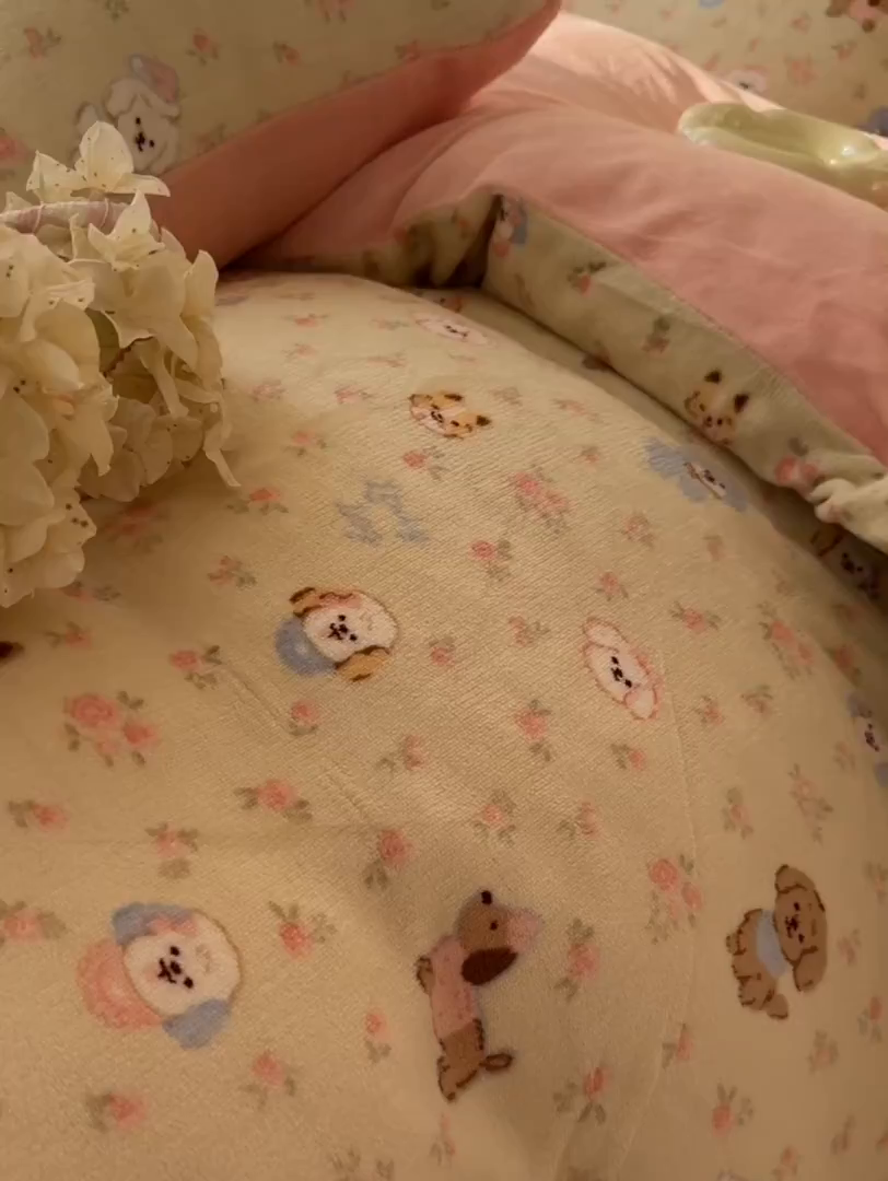 91家纺网 家纺一手货源 找家纺 韩巢家纺 2025新款高克重印花牛奶绒床品四件套 迷你小狗