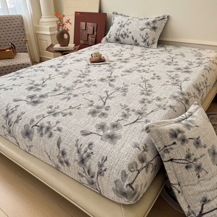 91家纺网 家纺一手货源 找家纺 LIFE.丽芙 2025秋冬新款A类牛奶绒230g立体雕花加厚单层床笠单件床垫子保护套罩子三件套 琳瑜陌语-灰