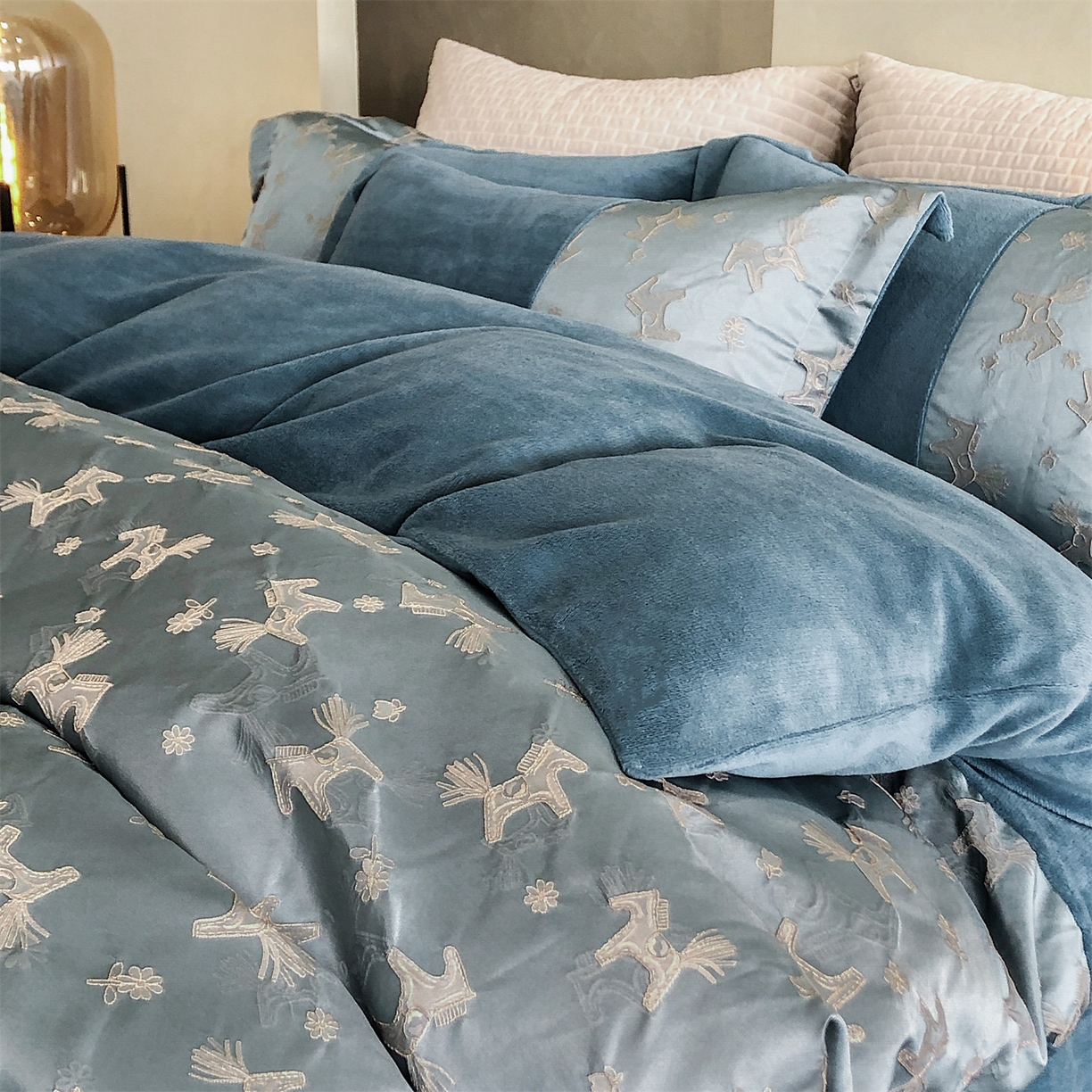 换种生活 2025新款A类浮雕牛奶绒刺绣四件套 马上有钱花-兰