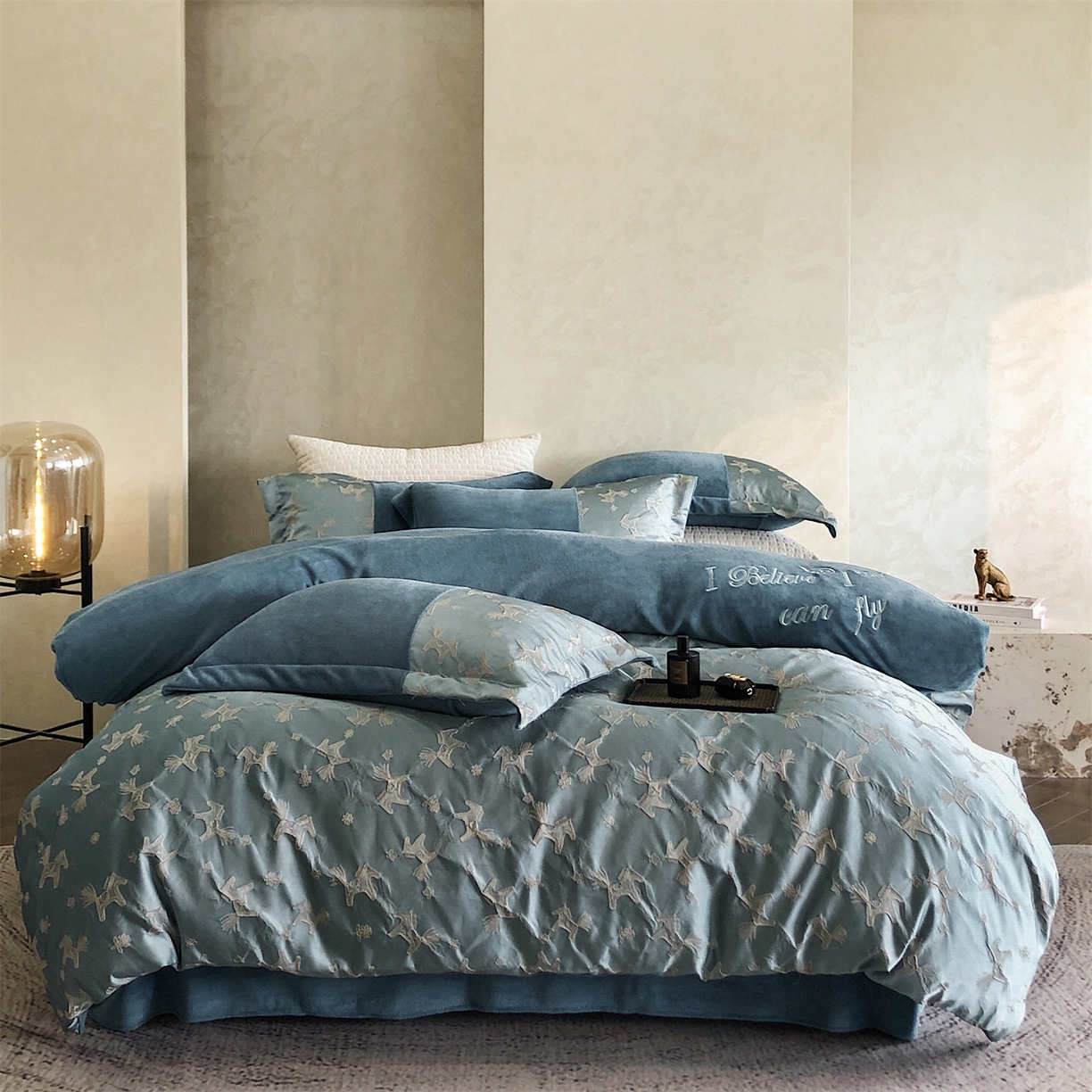 91家纺网 家纺一手货源 找家纺 换种生活 2025新款A类浮雕牛奶绒刺绣四件套 马上有钱花-兰