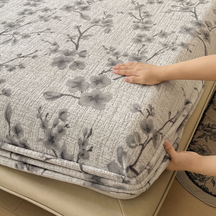 91家纺网 家纺一手货源 找家纺 LIFE.丽芙 2025秋冬新款A类牛奶绒230g立体雕花加厚单层床笠单件床垫子保护套罩子三件套 琳瑜陌语-灰