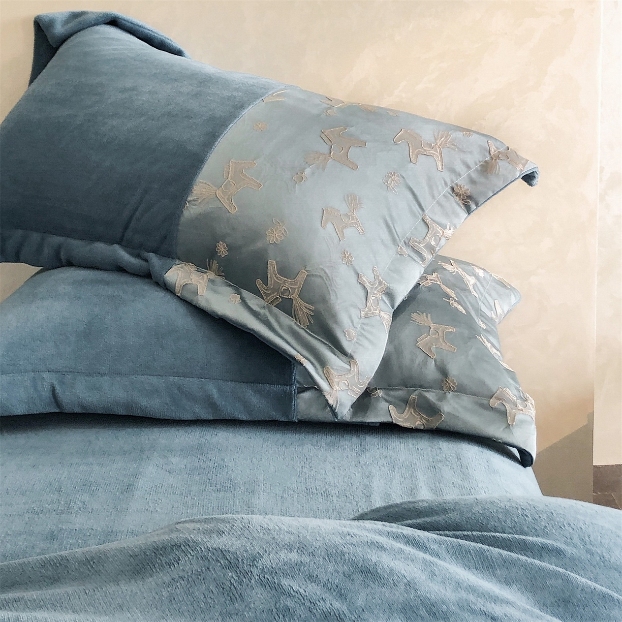 91家纺网 家纺一手货源 找家纺 换种生活 2025新款A类浮雕牛奶绒刺绣四件套 马上有钱花-兰