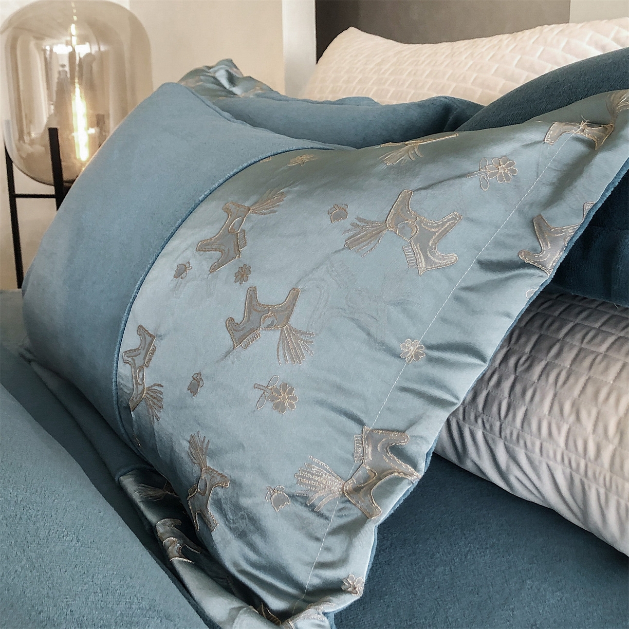 91家纺网 家纺一手货源 找家纺 换种生活 2025新款A类浮雕牛奶绒刺绣四件套 马上有钱花-兰