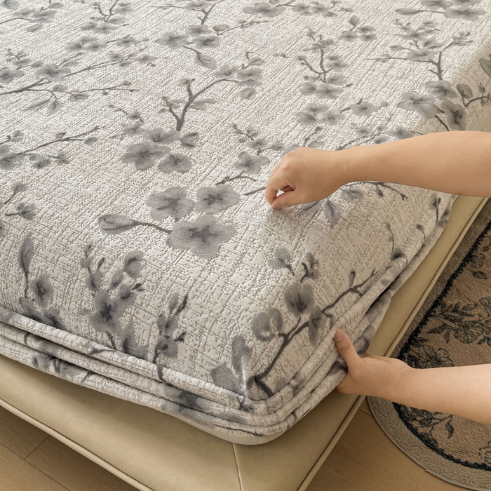 91家纺网 家纺一手货源 找家纺 LIFE.丽芙 2025秋冬新款A类牛奶绒230g立体雕花加厚单层床笠单件床垫子保护套罩子三件套 琳瑜陌语-灰