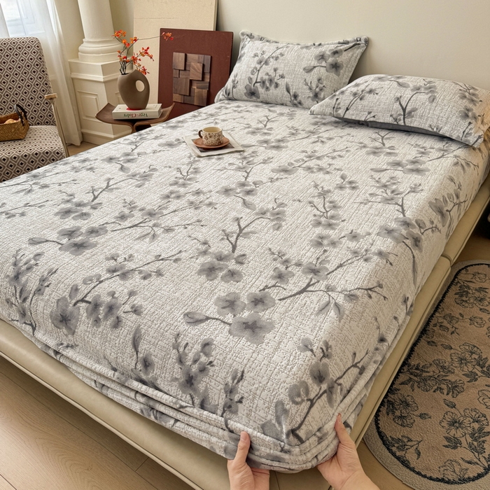 91家纺网 家纺一手货源 找家纺 LIFE.丽芙 2025秋冬新款A类牛奶绒230g立体雕花加厚单层床笠单件床垫子保护套罩子三件套 琳瑜陌语-灰