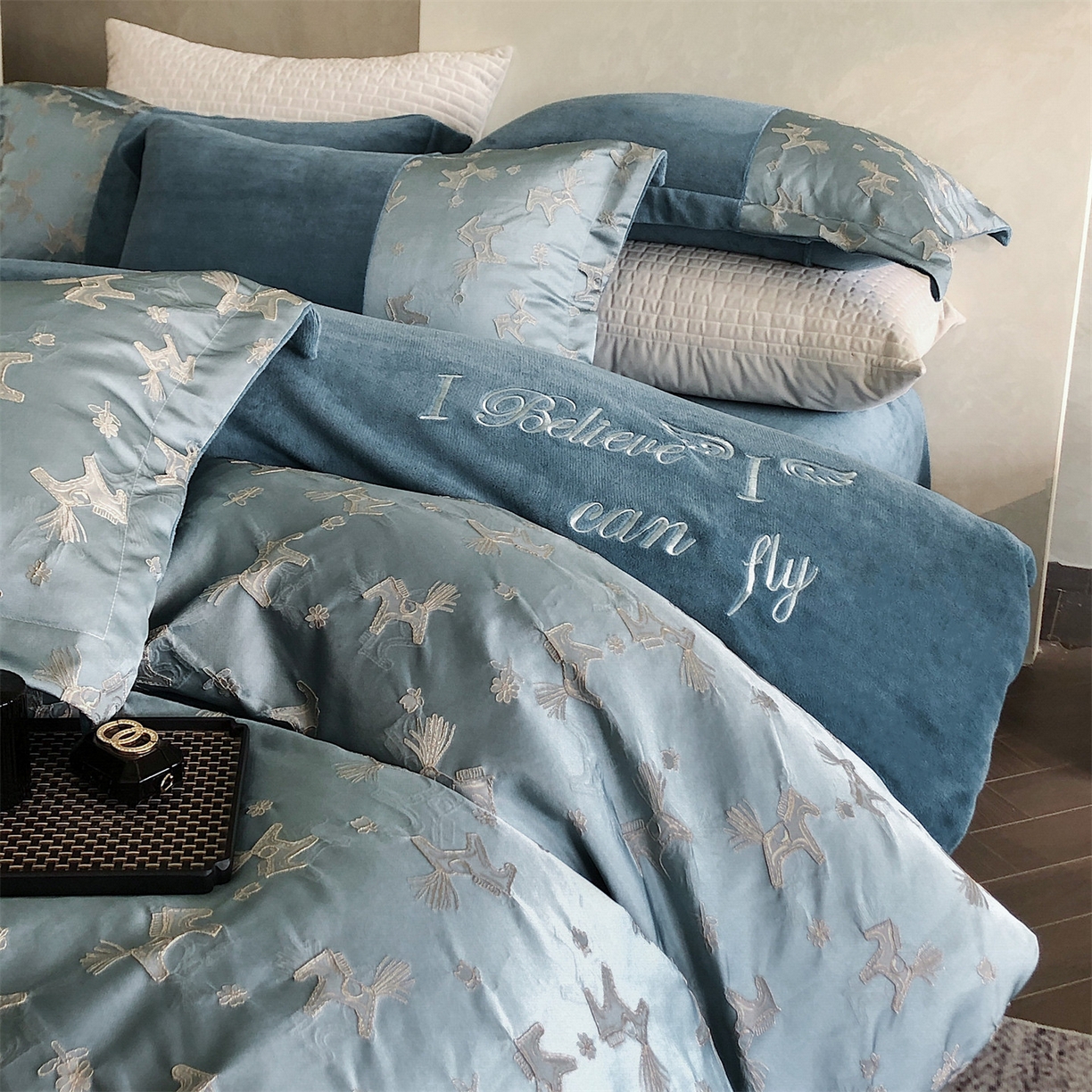 91家纺网 家纺一手货源 找家纺 换种生活 2025新款A类浮雕牛奶绒刺绣四件套 马上有钱花-兰