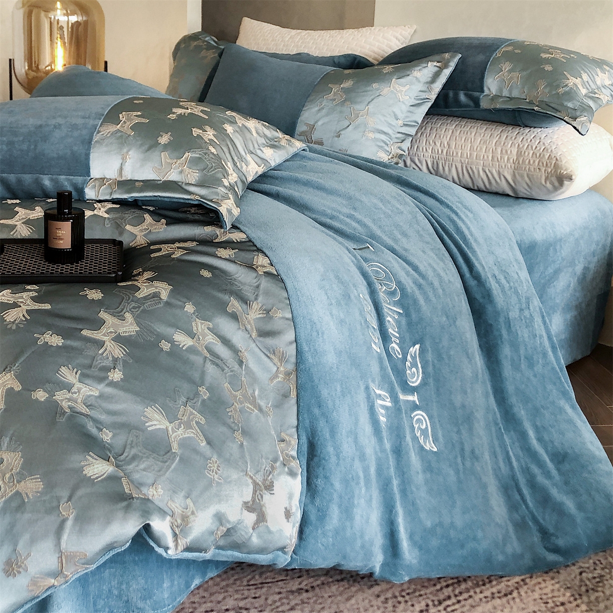 91家纺网 家纺一手货源 找家纺 换种生活 2025新款A类浮雕牛奶绒刺绣四件套 马上有钱花-兰