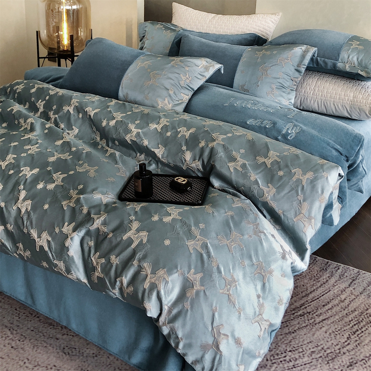 91家纺网 家纺一手货源 找家纺 换种生活 2025新款A类浮雕牛奶绒刺绣四件套 马上有钱花-兰