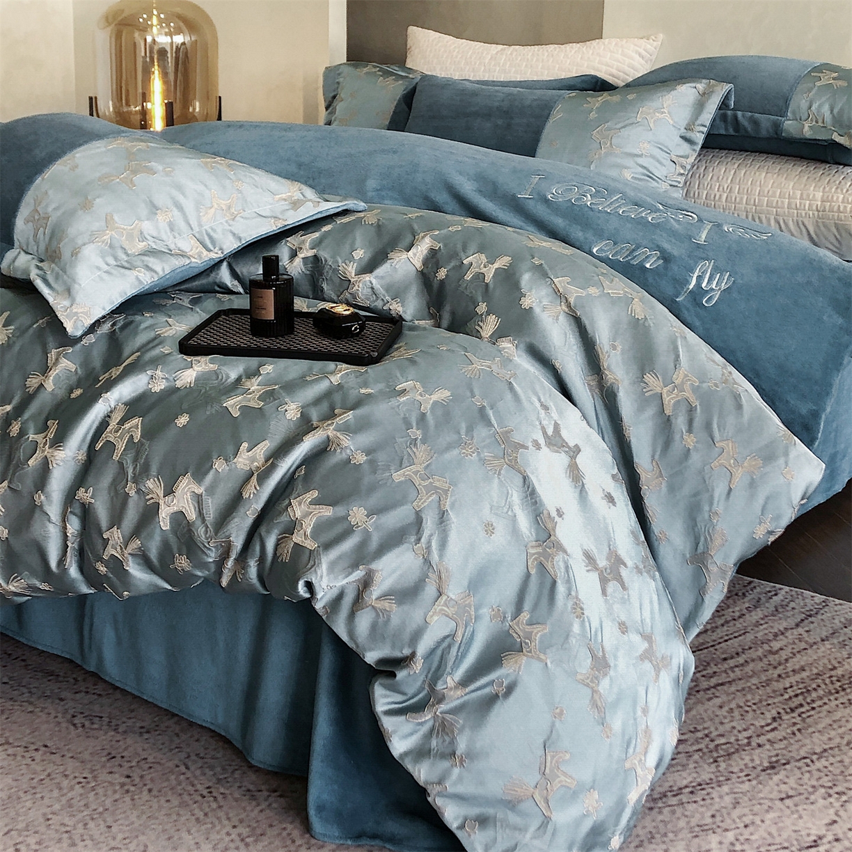 91家纺网 家纺一手货源 找家纺 换种生活 2025新款A类浮雕牛奶绒刺绣四件套 马上有钱花-兰