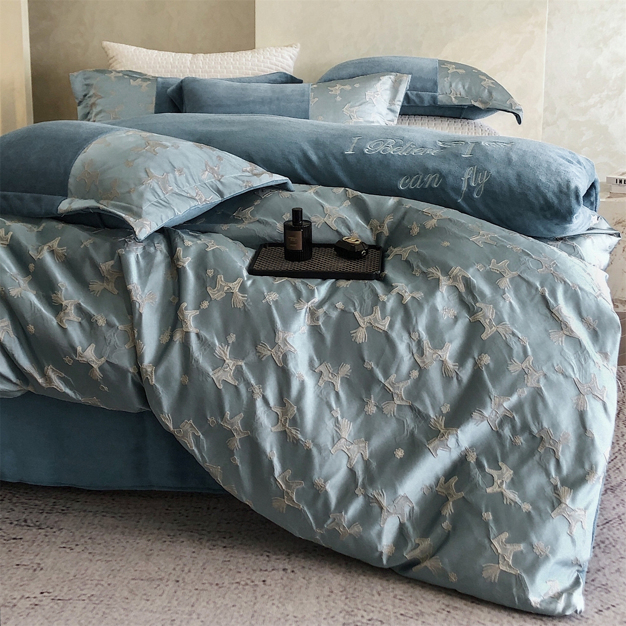 91家纺网 家纺一手货源 找家纺 换种生活 2025新款A类浮雕牛奶绒刺绣四件套 马上有钱花-兰