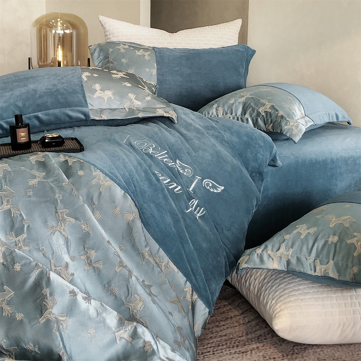 91家纺网 家纺一手货源 找家纺 换种生活 2025新款A类浮雕牛奶绒刺绣四件套 马上有钱花-兰